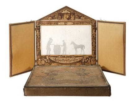 Grand théâtre d'ombres avec des personnages mobile