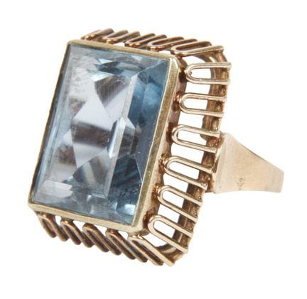 Anillo de mujer con piedras incrustadas
hacia 1970