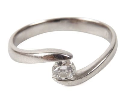 Anillo de platino con piedra engastada
de época mo