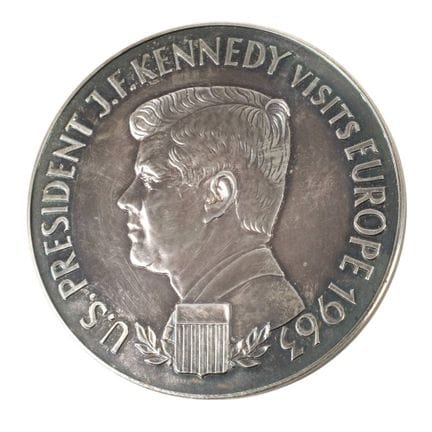 J. F. 肯尼迪银质纪念章
纪念1963年访问欧洲，背面为六臂十字架，中央镶有“X”（10 Arg
