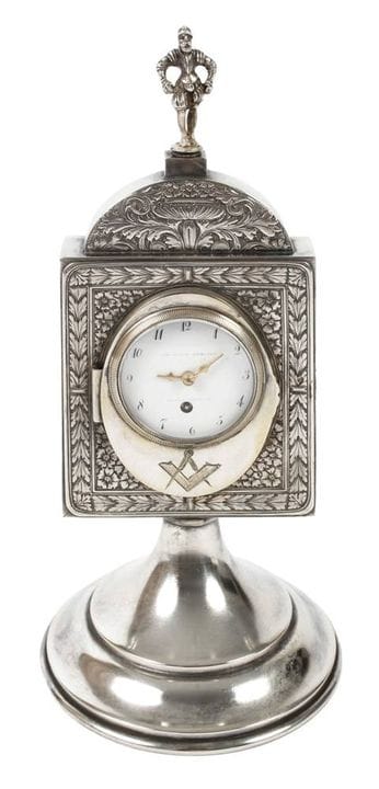 Horloge de table maçonnique en argent
France, seco