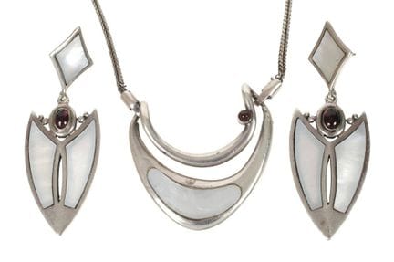 Conjunto de joyas con nácar y granates
Segunda mit