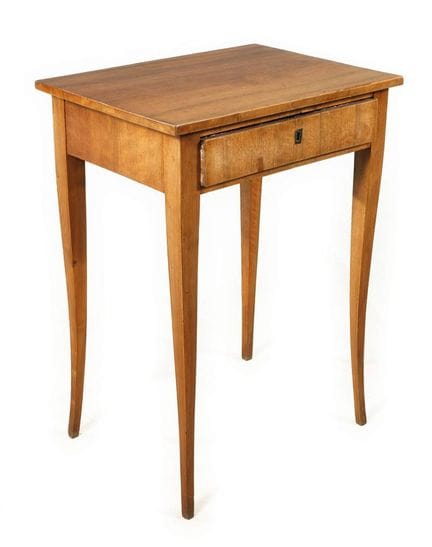 Kleines Biedermeier-Tischchen
um 1830, Nussbaum au