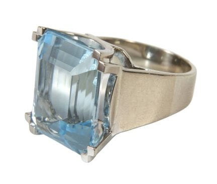 Anillo de mujer con topacio azul
de época moderna,