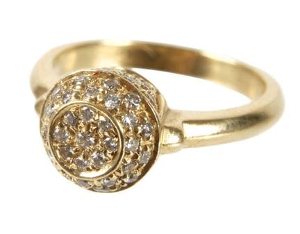 Anillo de diamantes
de época moderna, oro amarillo