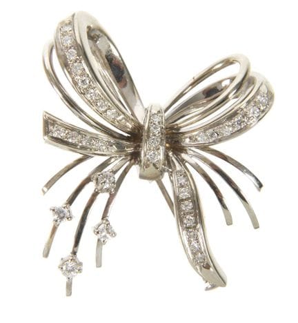 Broche en forma de lazo con brillantes
hacia 1980,