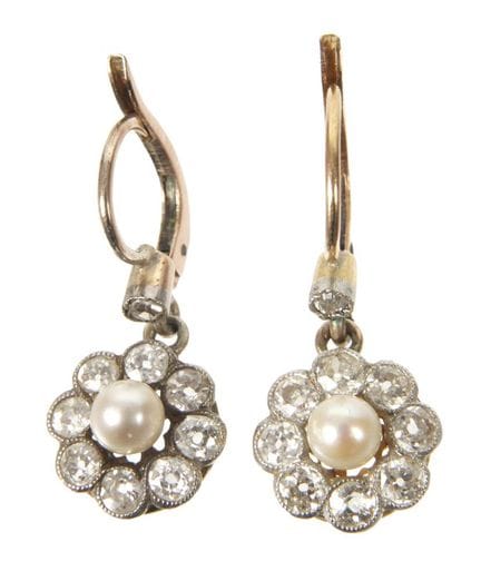 Par de pendientes con diamantes y una perla
hacia 