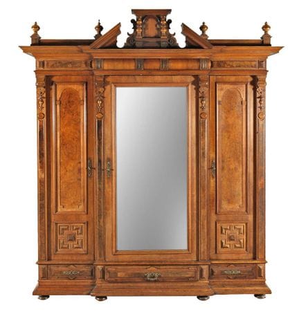 Kleiderschrank Historismus
deutsch, um 1890, Nussb