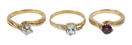 Tres anillos de mujer con piedras engastadas
hacia