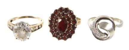 Tres anillos de mujer con piedras engastadas
Segun