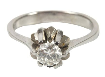 Anillo solitario con diamante
hacia 1960, oro blan