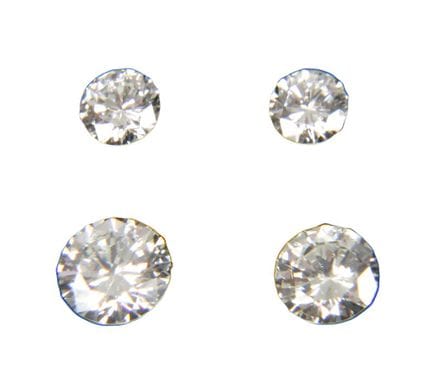 Cuatro brillantes, con un peso total de 1,24 ct
ap