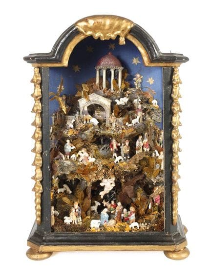 La montagne de Noël sous forme de crèche en caisso