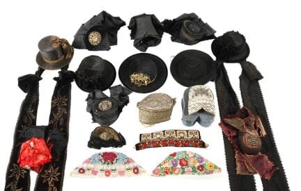 Collection de coiffes traditionnelles
Début du XXe