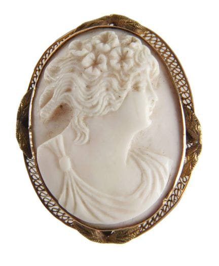 Broche con camafeo
Finales del siglo XIX, oro amar
