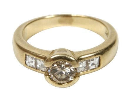 Anillo con diamante
de época moderna, oro amarillo