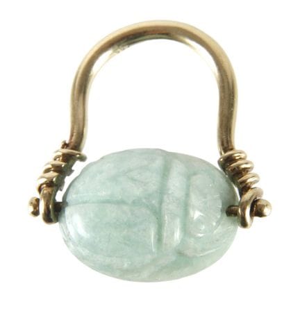 Anillo con grabado de escarabajo
Siglo XX, oro ama