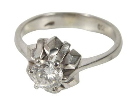 Anillo solitario con diamante
hacia 1970, oro blan