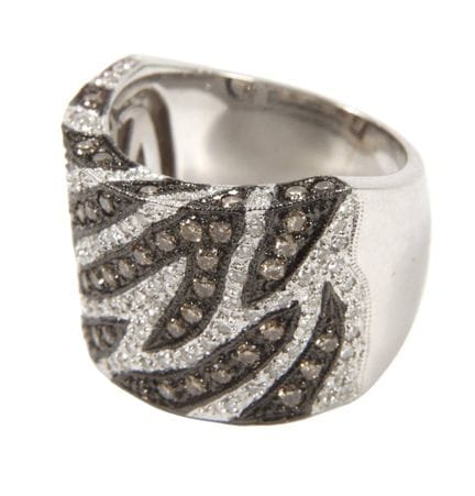Anillo de diamantes de gran elaboración
hacia el a