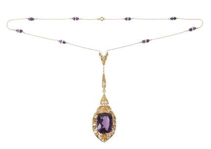 Magnífico collar con amatista y perlas
hacia 1900,
