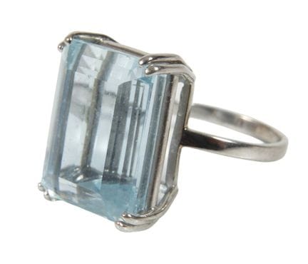 Anillo de mujer con aguamarina
hacia el año 2000, 