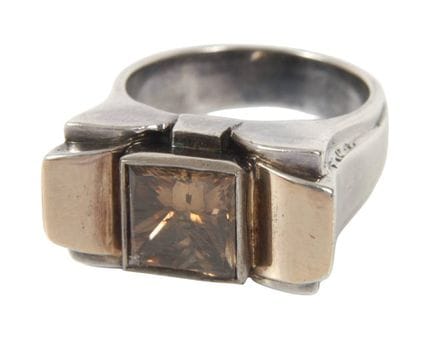 Anillo con un diamante de talla princesa de unos 3
