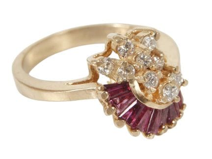 Anillo de mujer con rubíes y brillantes
de época m