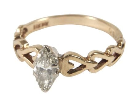 Anillo de mujer con diamante en forma de naveta 
S