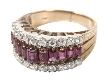 Anillo de mujer con rubíes y brillantes
hacia el a