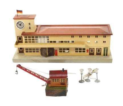 Gare Märklin « Friedrichshafen » et grue sur socle