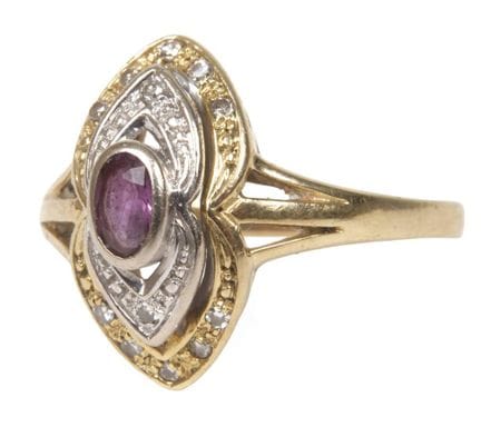 Anillo de señora con rubí y diamantes
Finales del 