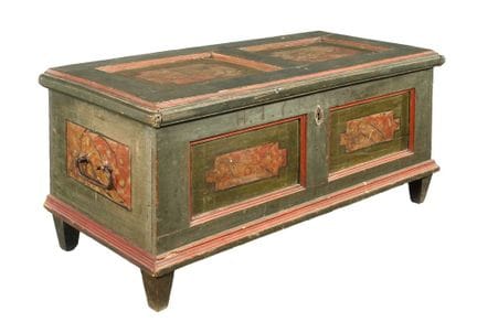 Cofre grande con tapa plana 
con la fecha 1793 en 