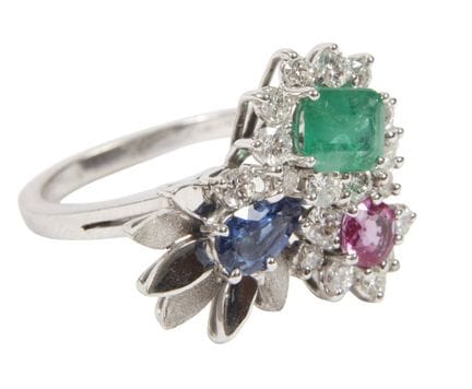 Anillo de mujer con piedras engastadas
hacia el añ