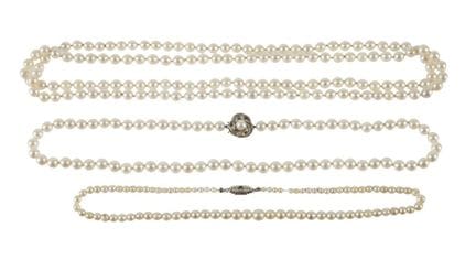 Tres collares de perlas
Siglo XX, un cierre de joy