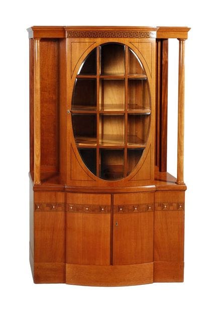 Salonvitrine Jugendstil
deutsch, um 1910, Nussbaum