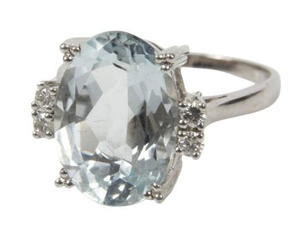 Anillo de mujer con aguamarina y diamantes
hacia e