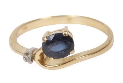 Anillo de señora con zafiro y diamante
circa 2000,