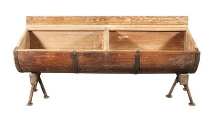 Großer Holztrog mit Ständer
aus einer Bäckerei, um