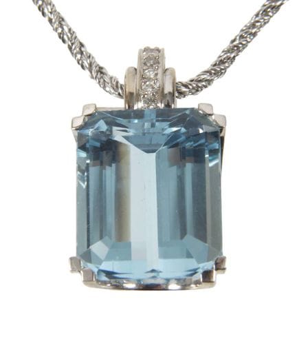 Colgante con topacio azul y diamantes
hacia el año