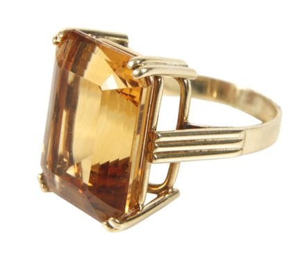 Anillo de mujer con citrino
hacia 1980, oro amaril