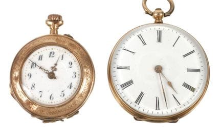 Deux petites horloges murales en or
Seconde moitié