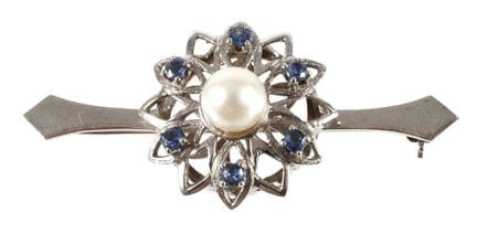 Broche con perla y zafiros
hacia 1930, oro blanco 