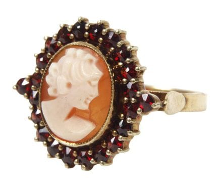 Anillo de mujer con camafeo y granates
Segunda mit