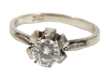 Anillo solitario con un brillante de aproximadamen