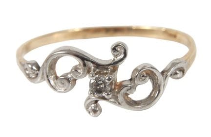 Delicado anillo de mujer con diminutos diamantes e