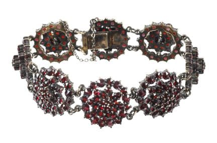Pulsera de granates
hacia 1900, plata chapada en o