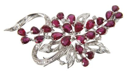 Broche con rubíes y diamantes
hacia 1980, oro blan