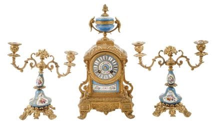 Horloge de cheminée avec deux chandeliers
France, 