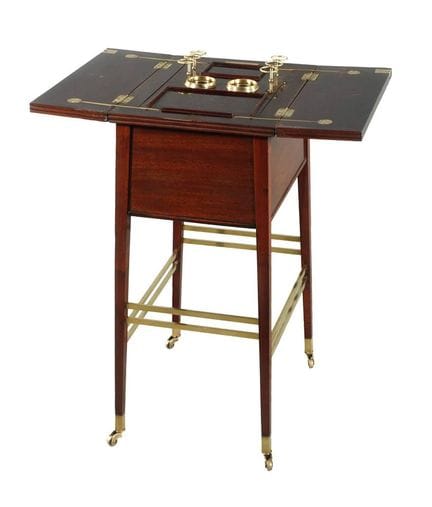 Kleiner Bartisch Art déco
wohl Wien, um 1920, Nuss