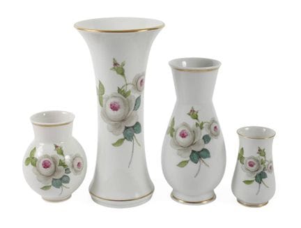 Quatre vases de Meissen « Rose blanche au cœur pou